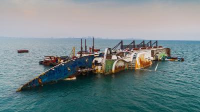 polluting wreck at sea